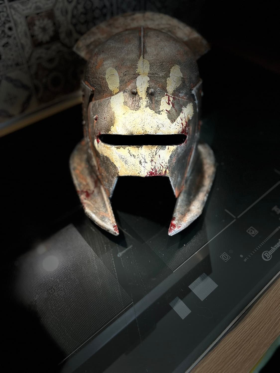 Veredelter Helm im antiken Stil mit Gebrauchsspuren