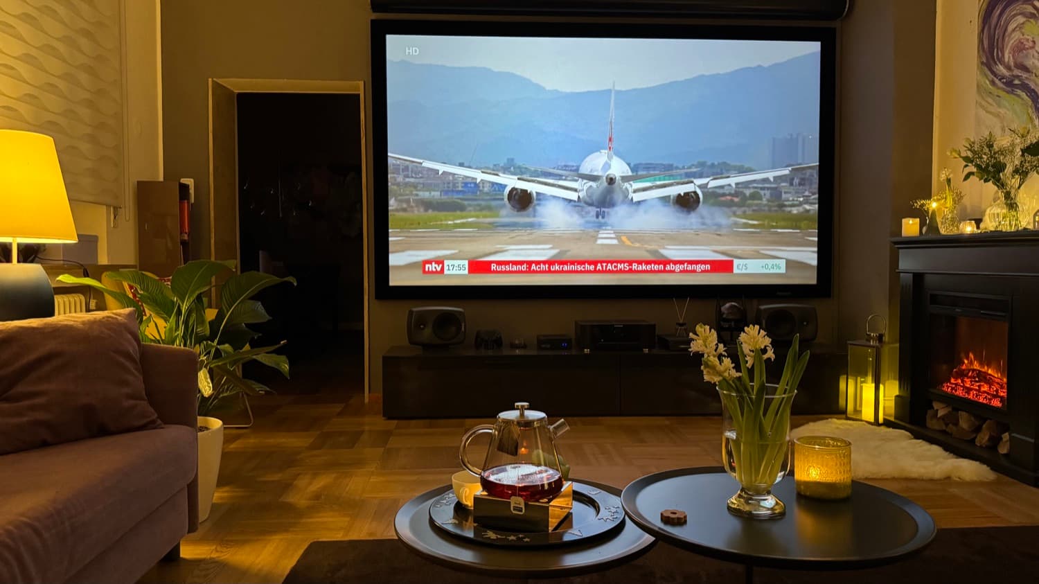 Wohnzimmerkino mit Kamin und Abendstimmung